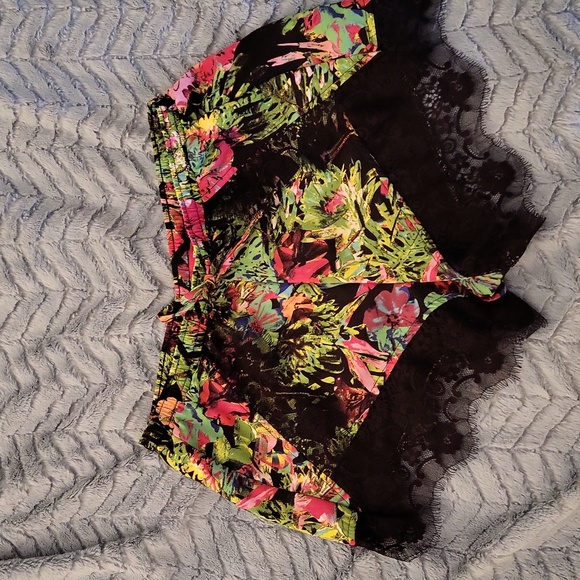Floral print casual shorts size Medium. - Picture 1 of 4
